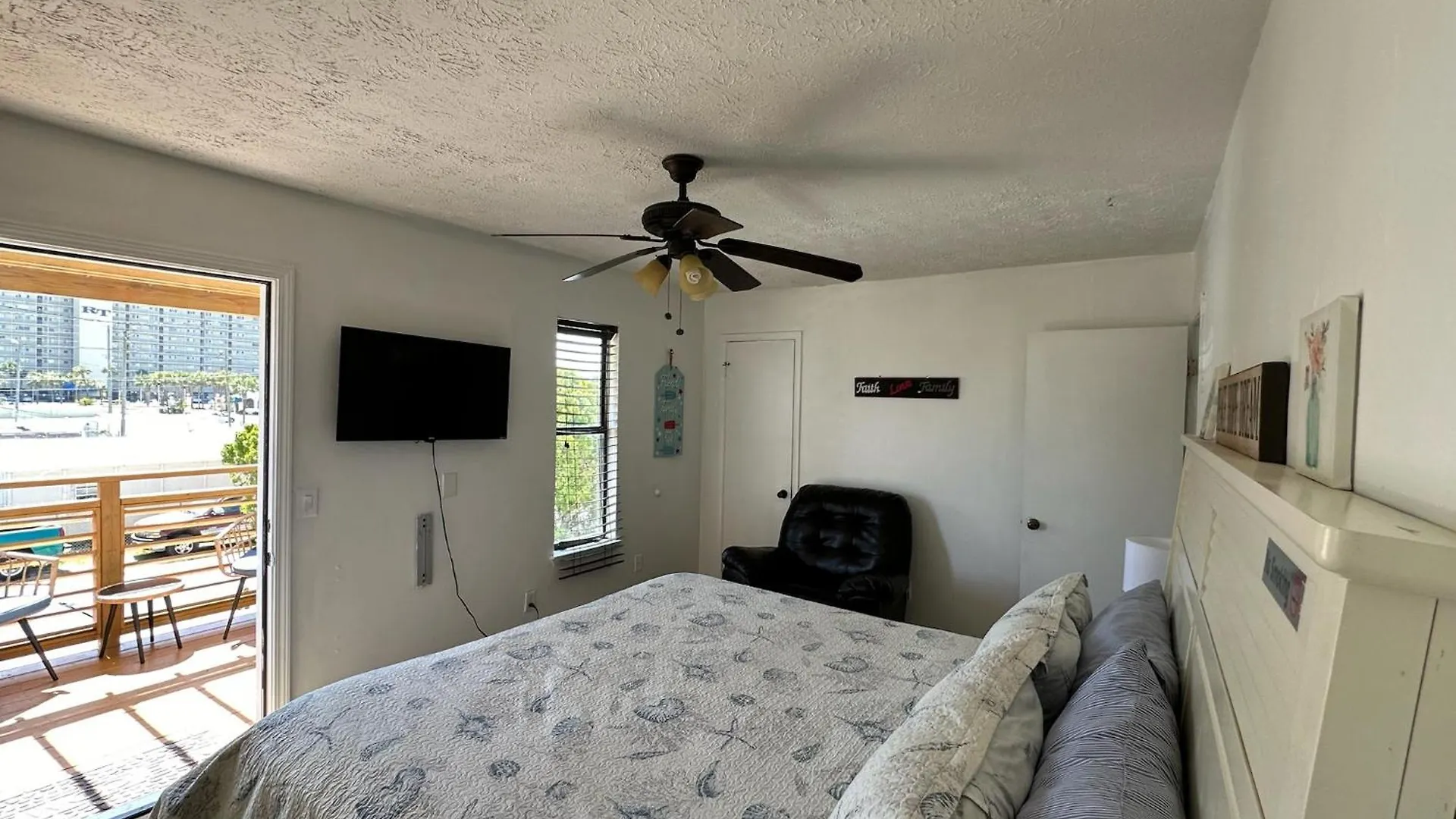 Oceanview Oasis - Relax With Hot Tub, Breakfast, Fire Pit & Putting Green! Panama City Beach